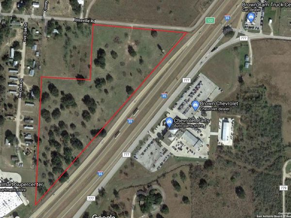 000 I-35, Devine, TX 78016