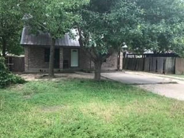 1017 W 3rd ST W, Taylor, TX 76574