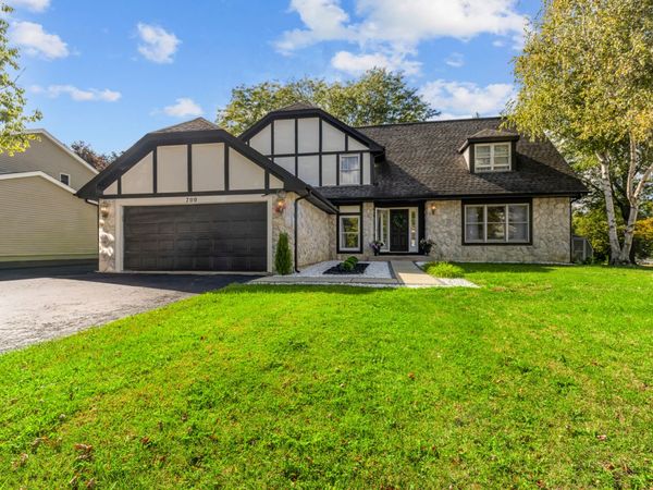 700 Fairfield Lane, Algonquin, IL 60102