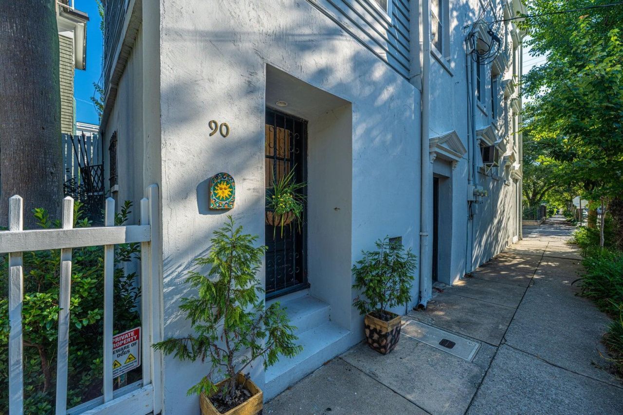 90 Bull Street Photo 13