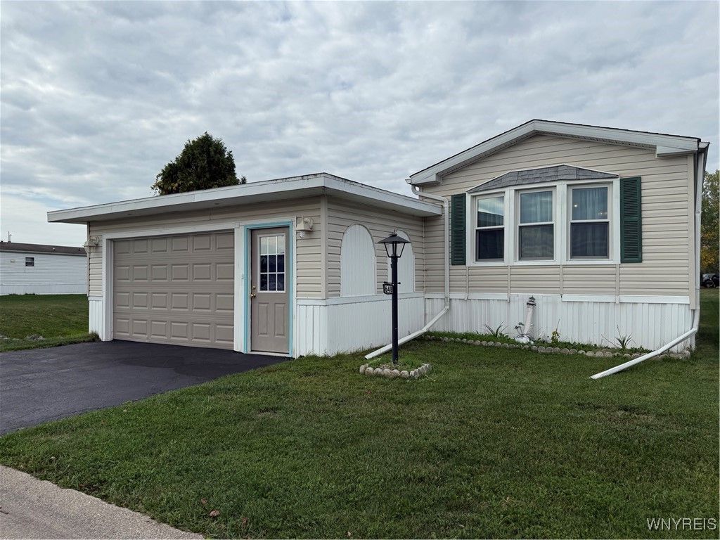 648 Birchwood, Lockport, NY 14094 Main Photo