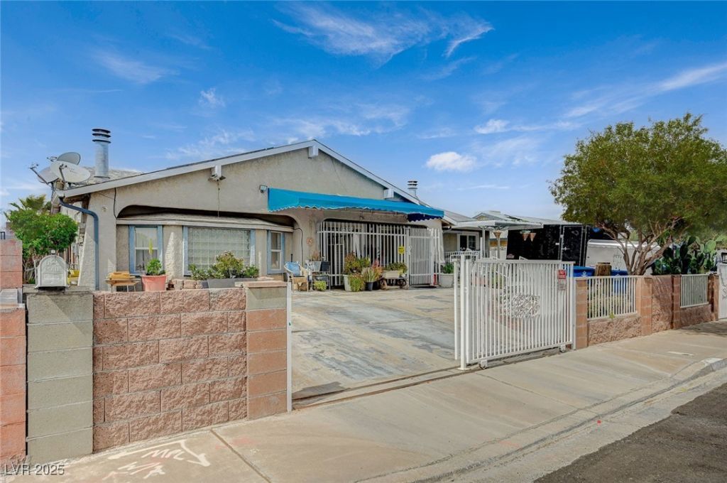 405 Longtree Avenue, Henderson, NV 89011 Main Photo