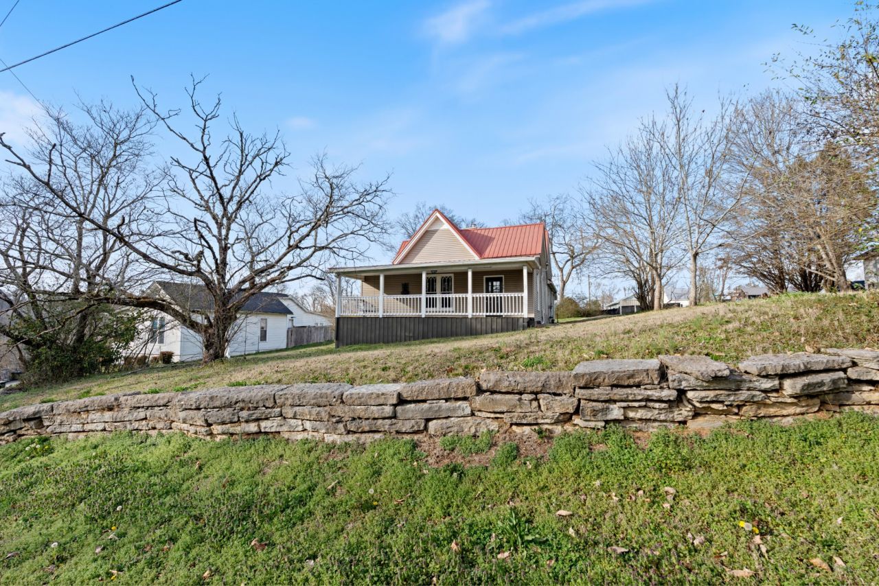 126 W End Ave, Centerville, TN 37033 Main Photo