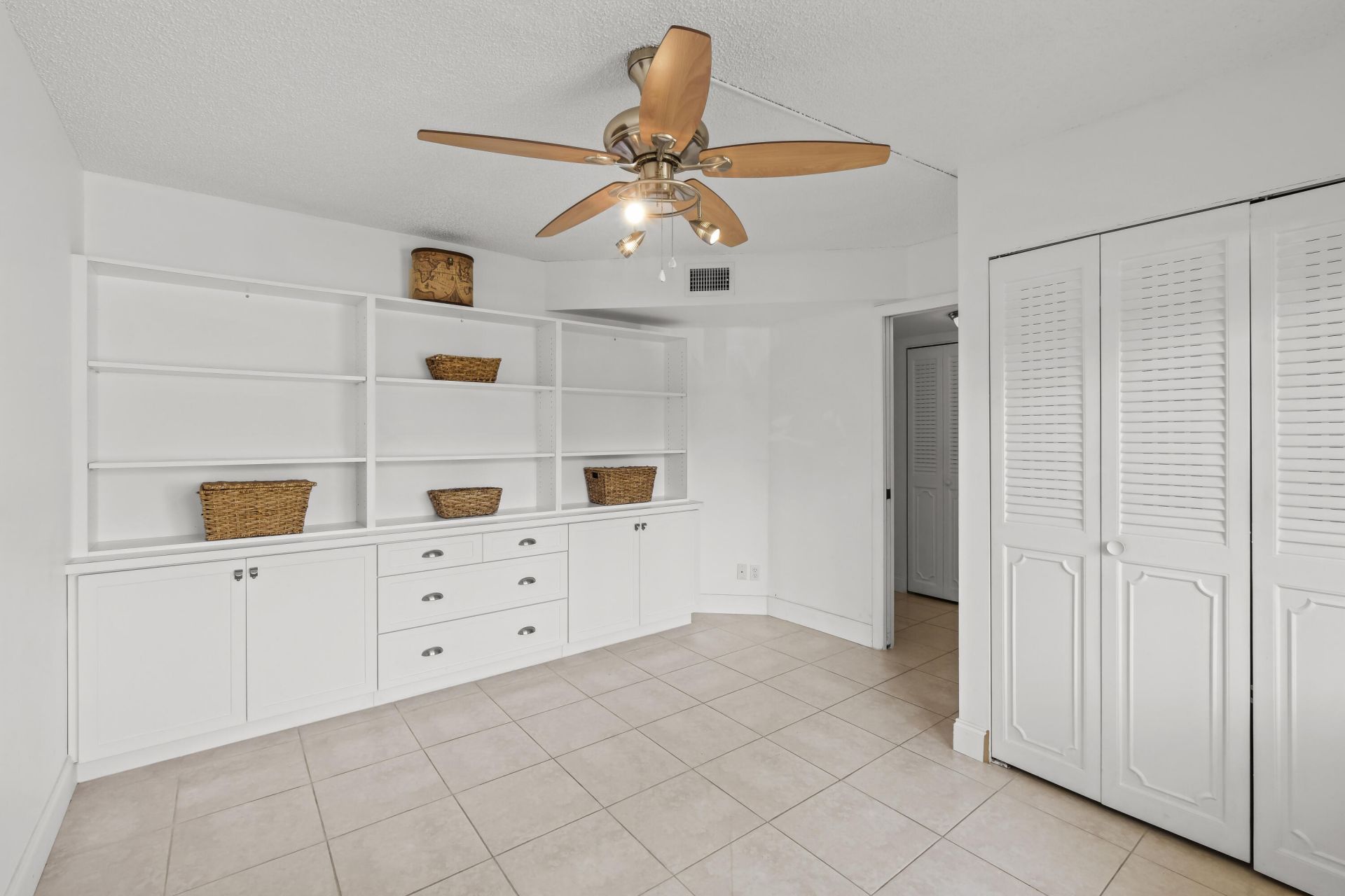 3871 Via Poinciana, Unit 104, Lake Worth, FL 33467 Photo