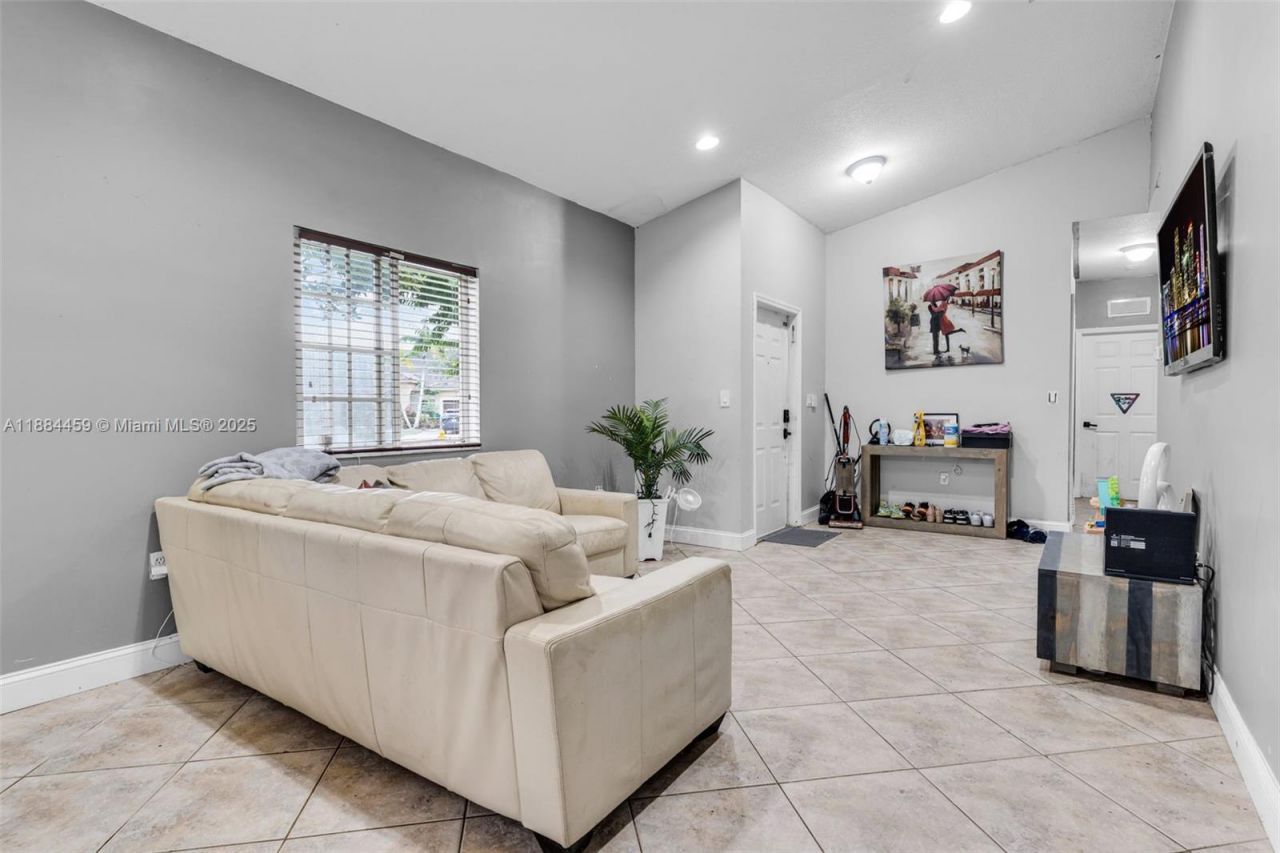 3327 NE 11th Dr, Homestead, FL 33033 Photo