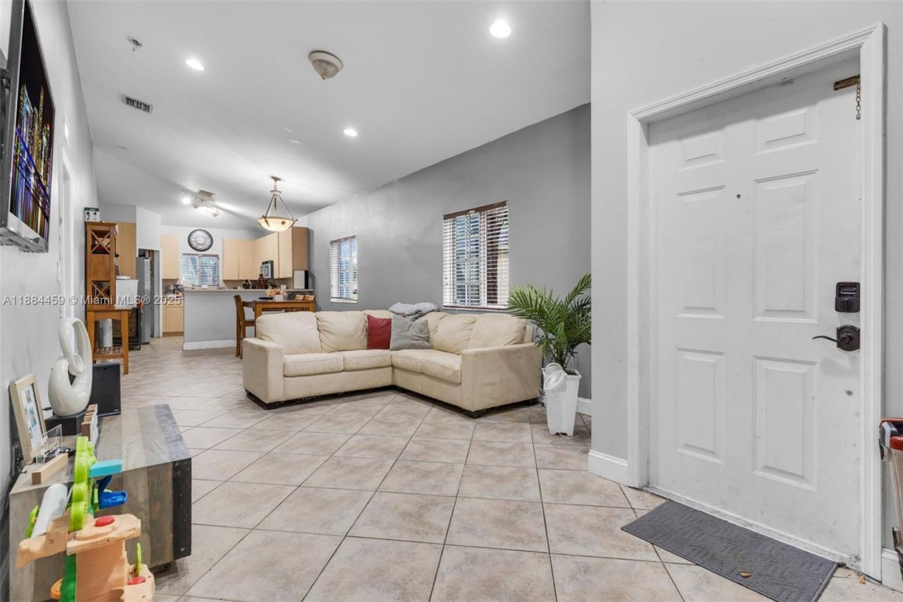 3327 NE 11th Dr, Homestead, FL 33033 Photo