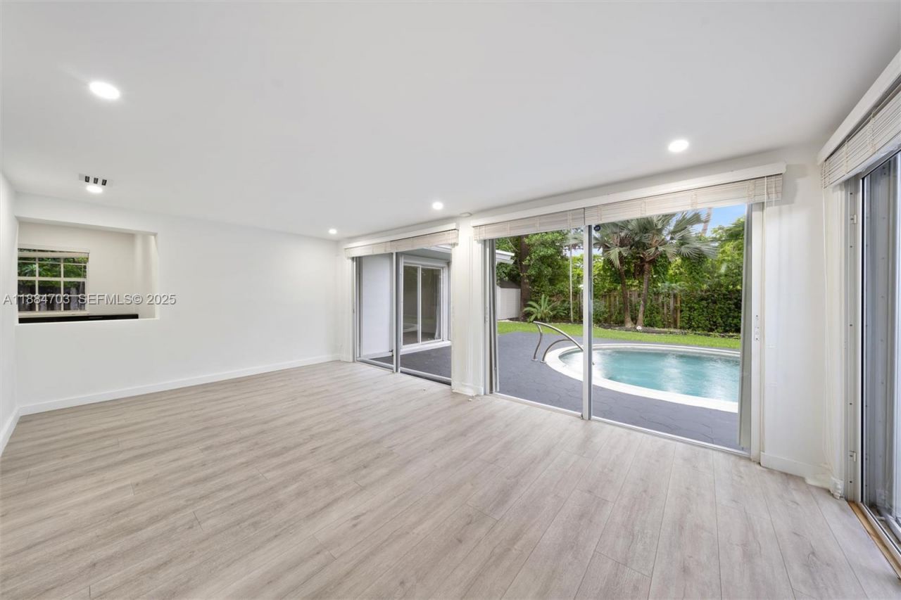 1825 Alamanda Dr, North Miami, FL 33181 Photo