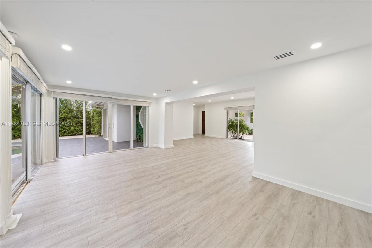 1825 Alamanda Dr, North Miami, FL 33181 Photo