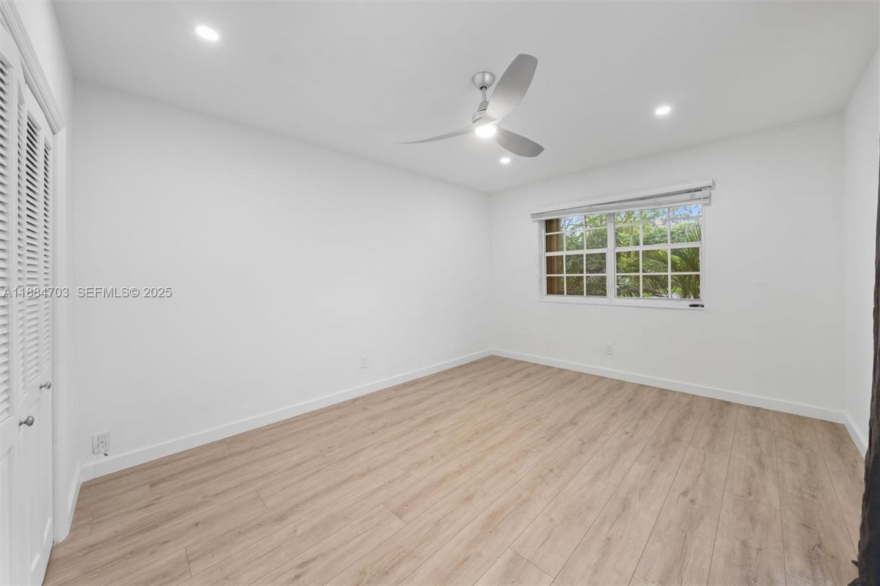 1825 Alamanda Dr, North Miami, FL 33181 Photo