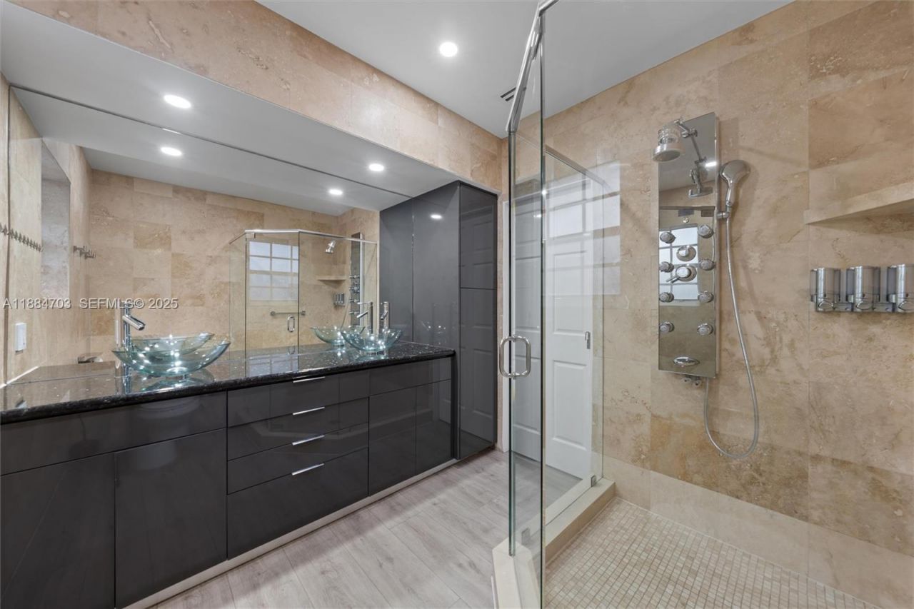 1825 Alamanda Dr, North Miami, FL 33181 Photo