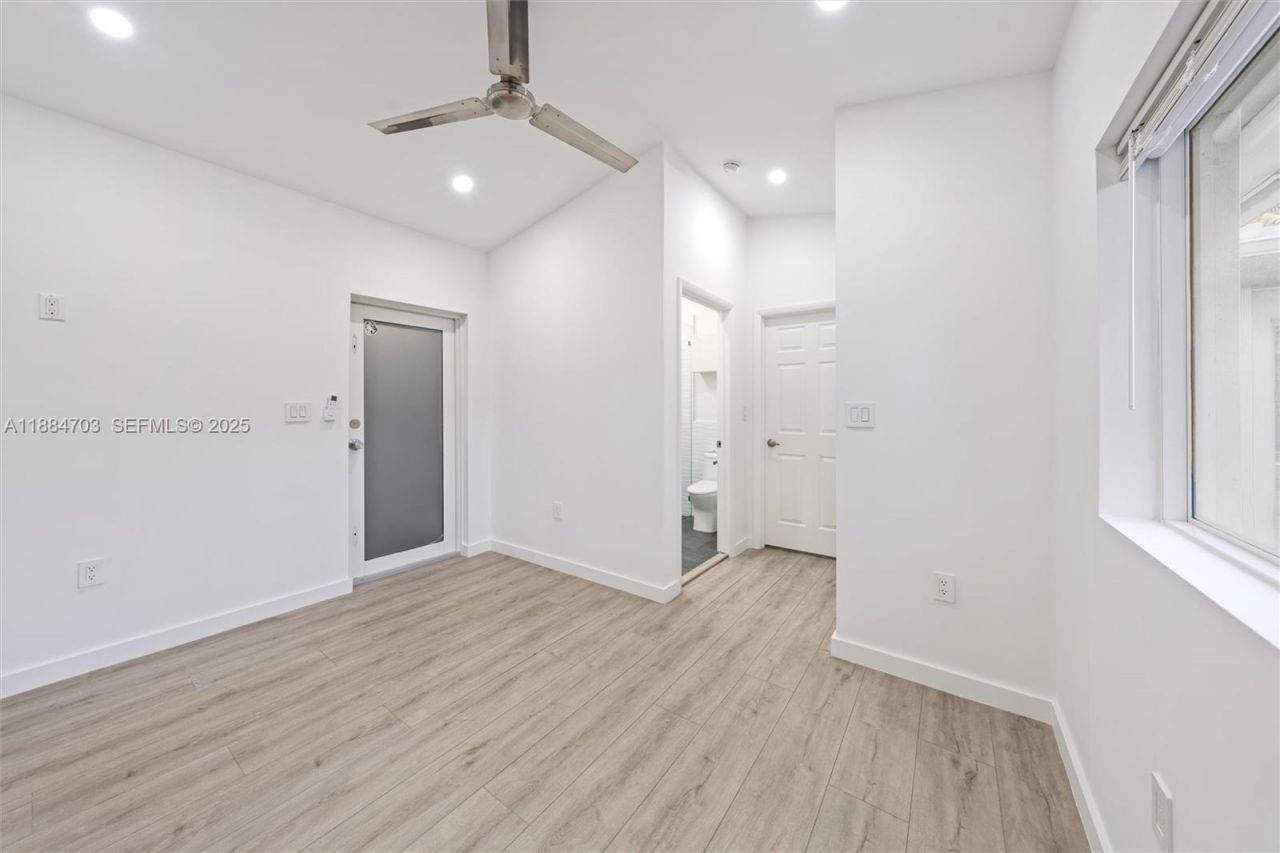 1825 Alamanda Dr, North Miami, FL 33181 Photo