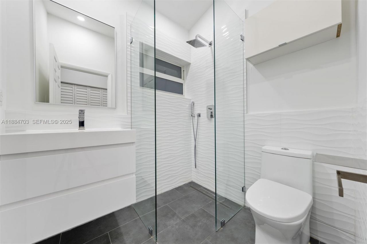 1825 Alamanda Dr, North Miami, FL 33181 Photo