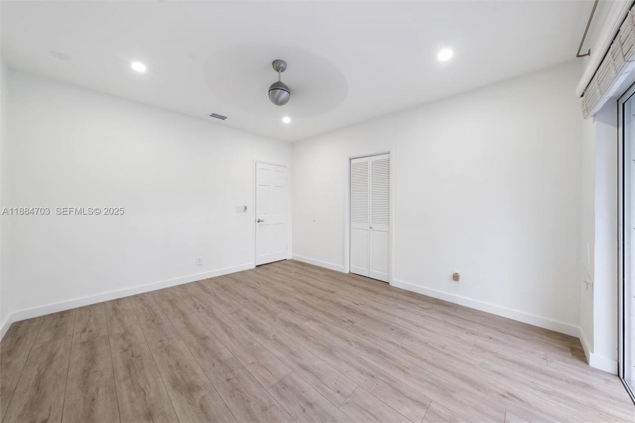 1825 Alamanda Dr, North Miami, FL 33181 Photo