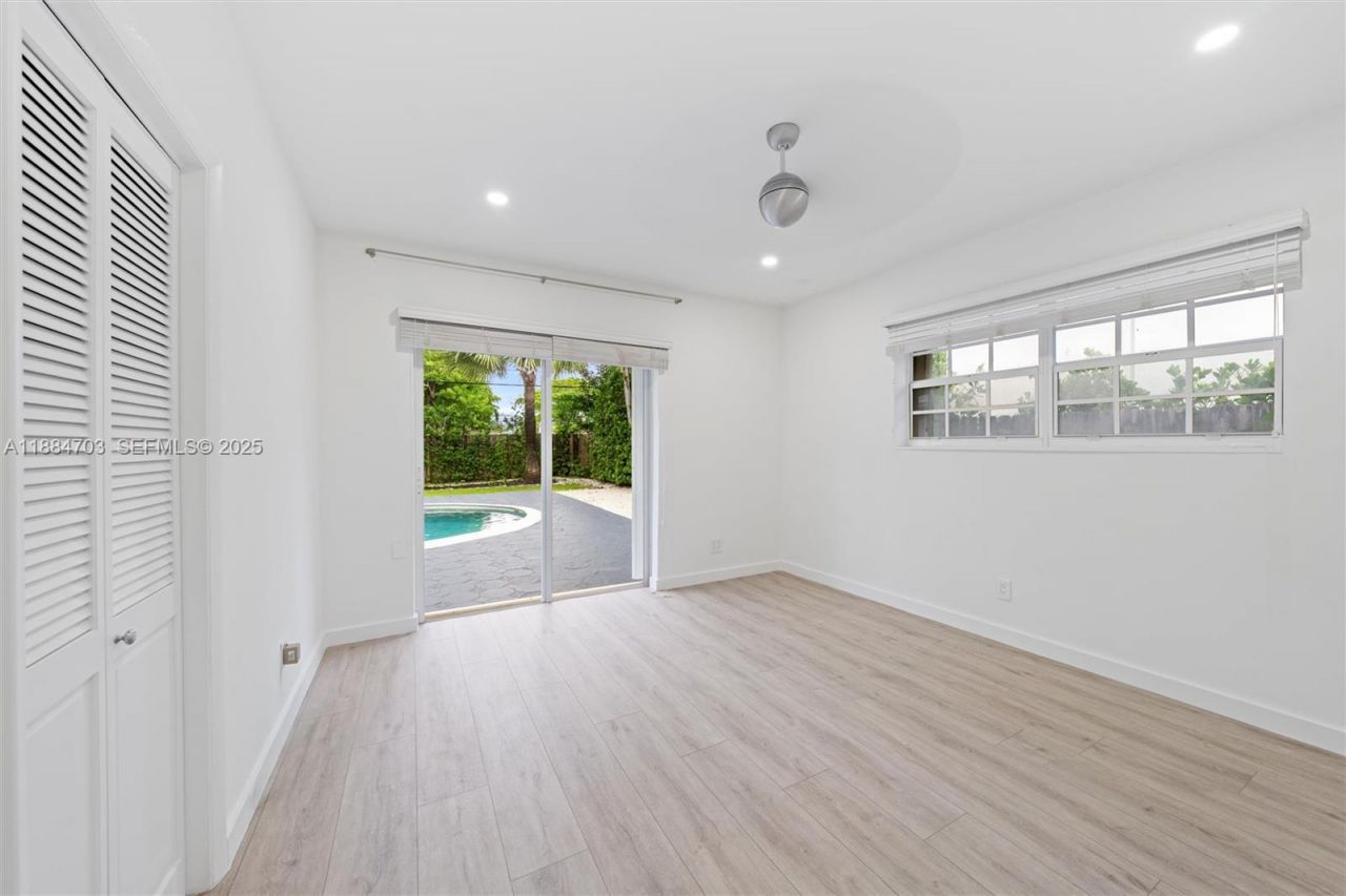 1825 Alamanda Dr, North Miami, FL 33181 Photo