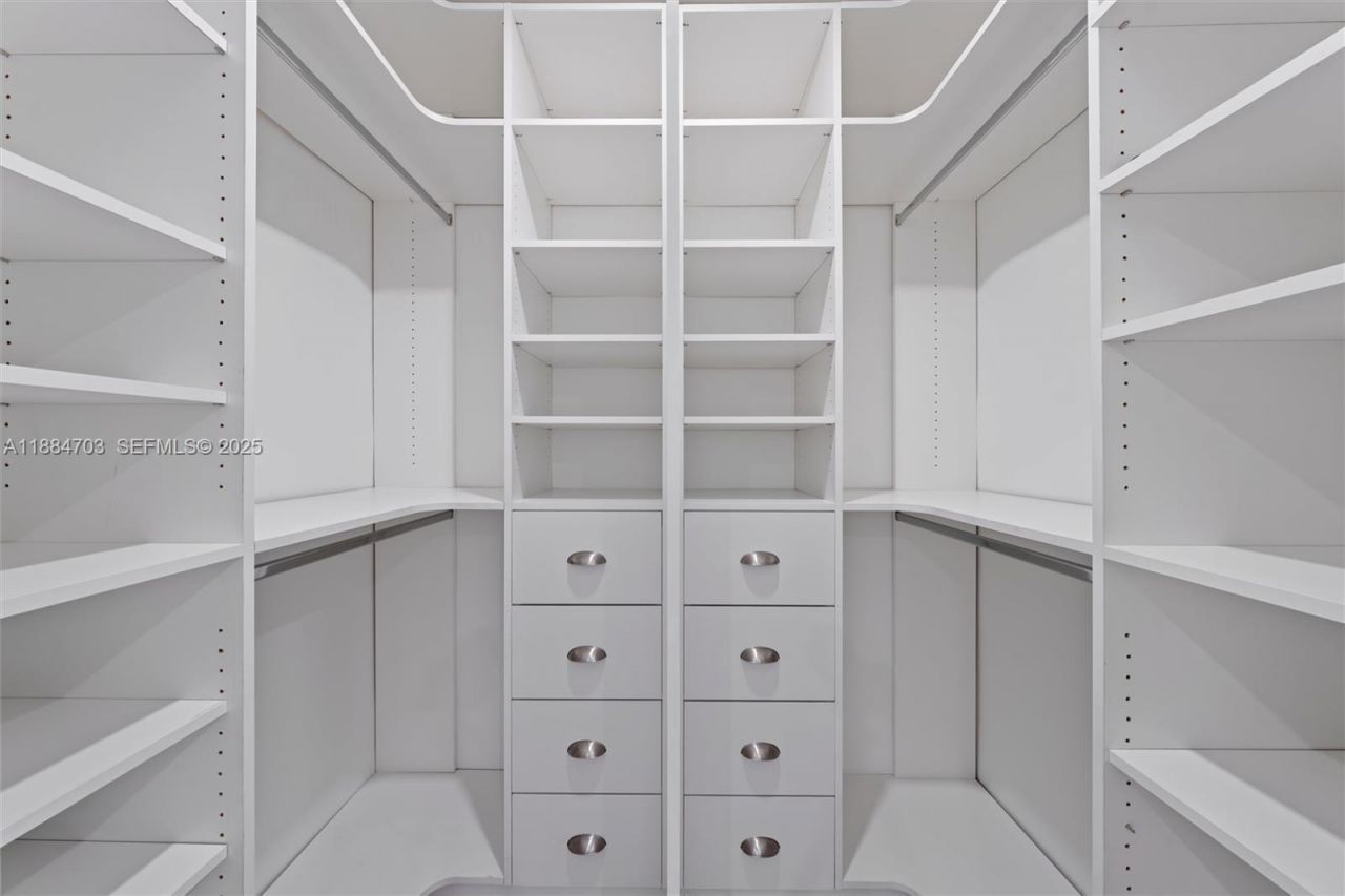 1825 Alamanda Dr, North Miami, FL 33181 Photo