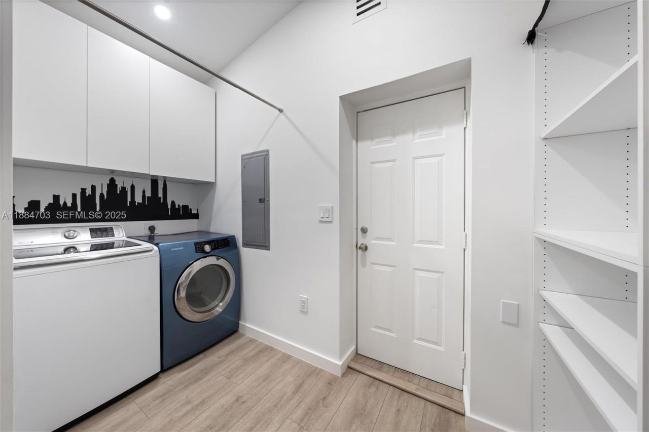 1825 Alamanda Dr, North Miami, FL 33181 Photo