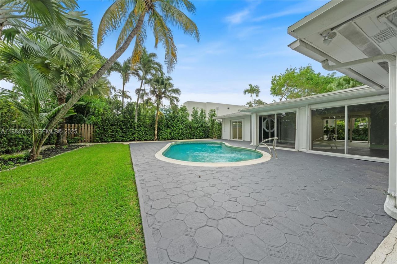 1825 Alamanda Dr, North Miami, FL 33181 Photo