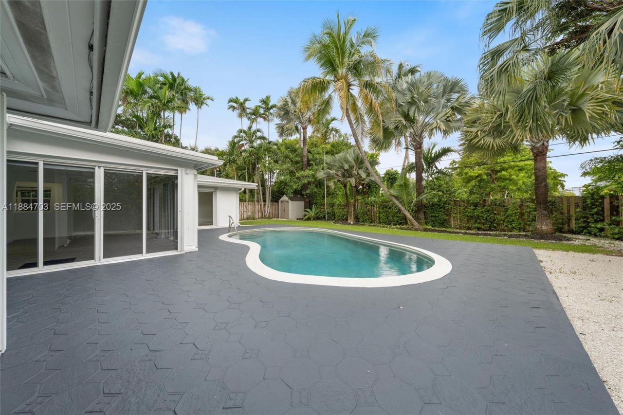 1825 Alamanda Dr, North Miami, FL 33181 Photo