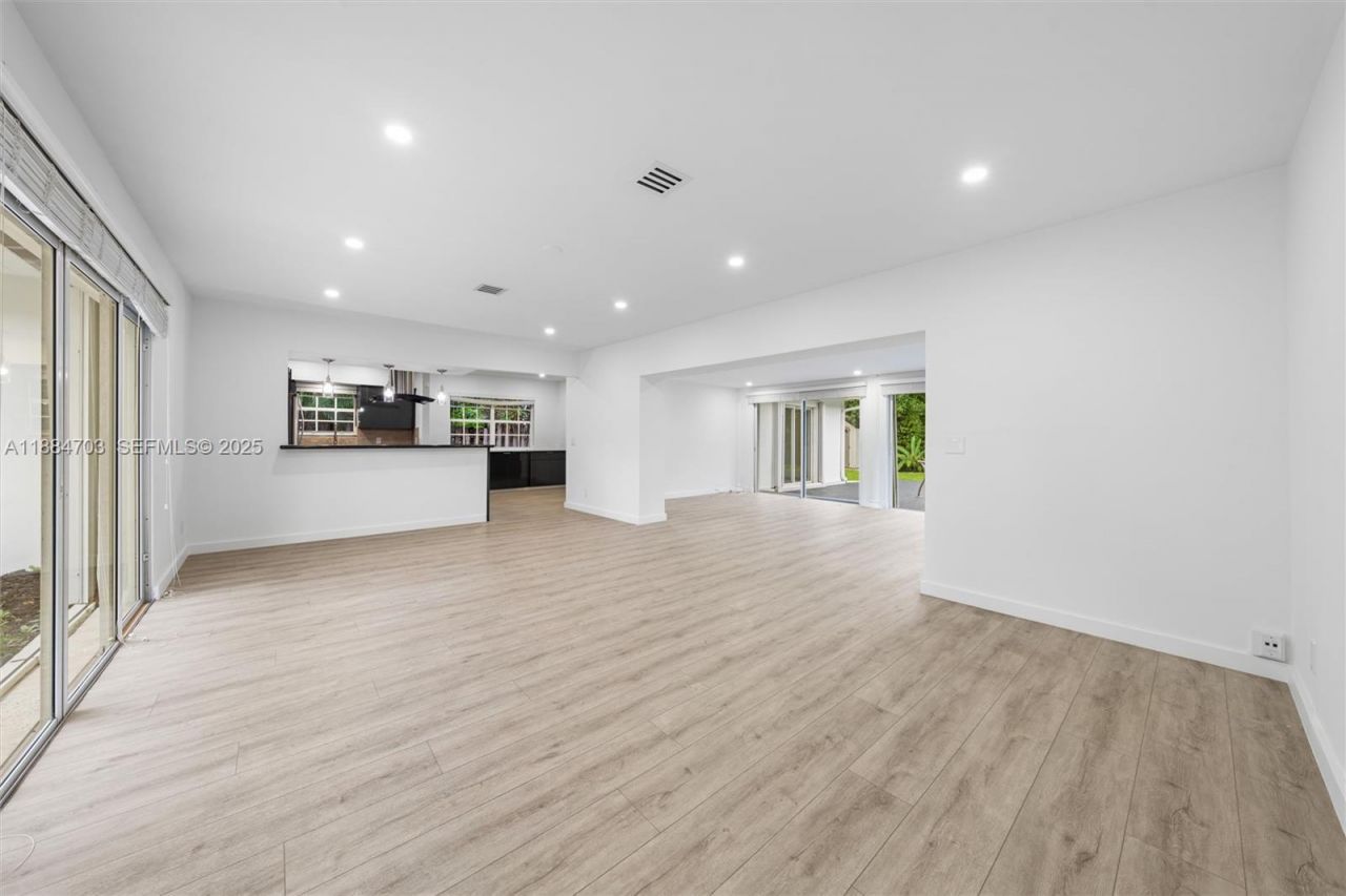 1825 Alamanda Dr, North Miami, FL 33181 Photo