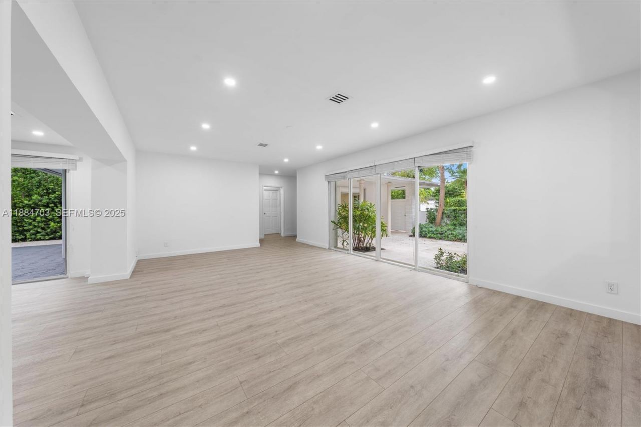 1825 Alamanda Dr, North Miami, FL 33181 Photo