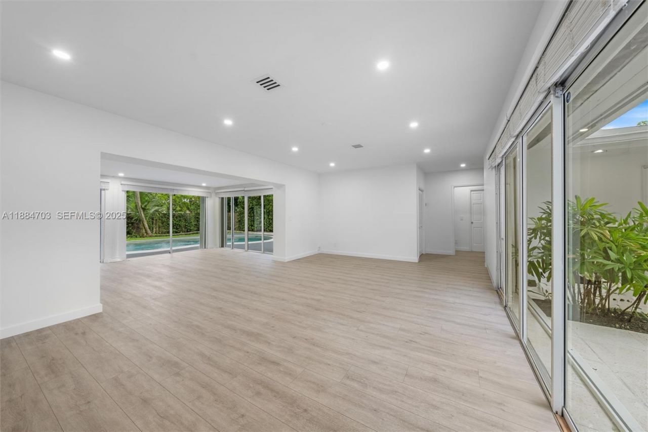 1825 Alamanda Dr, North Miami, FL 33181 Photo