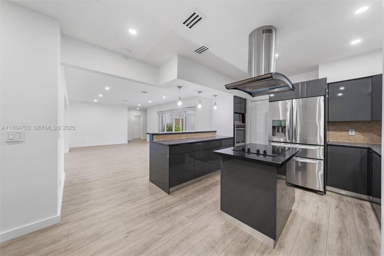 1825 Alamanda Dr, North Miami, FL 33181 Photo