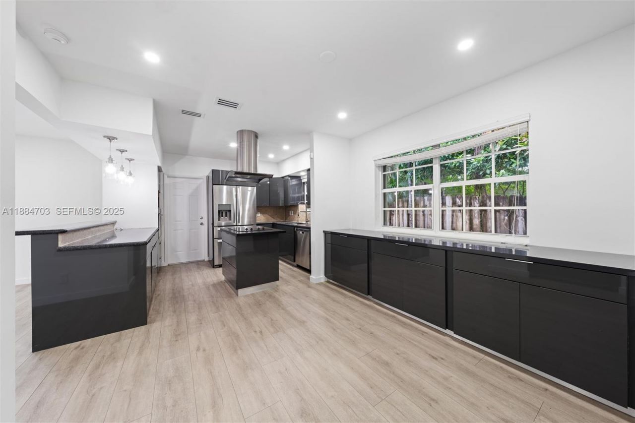 1825 Alamanda Dr, North Miami, FL 33181 Photo