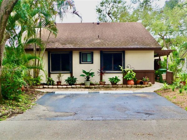 9624 NW 16th Ct, Pembroke Pines, FL 33024