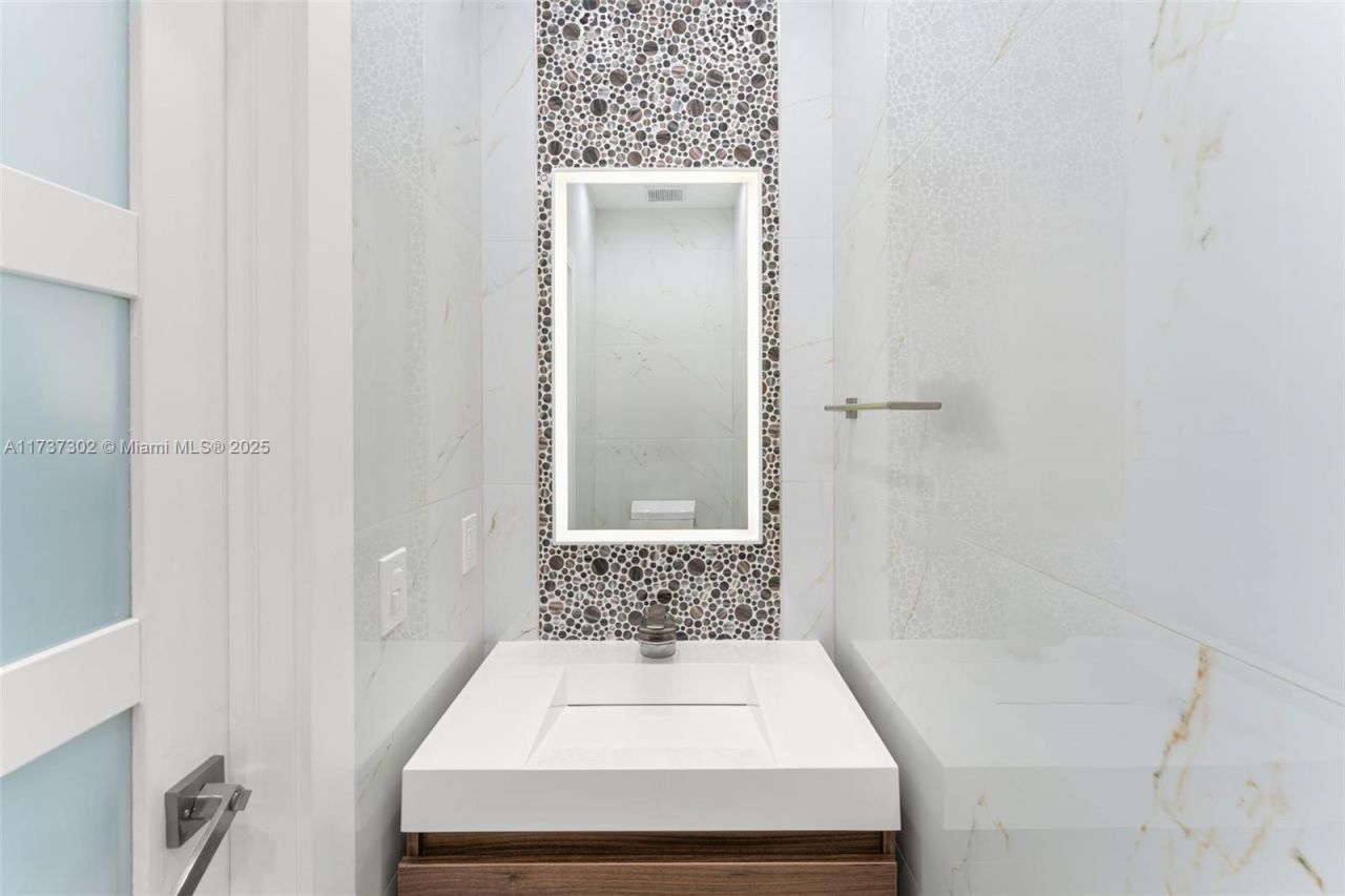 16801 NW 77th Pl, Miami Lakes, FL 33016 Photo