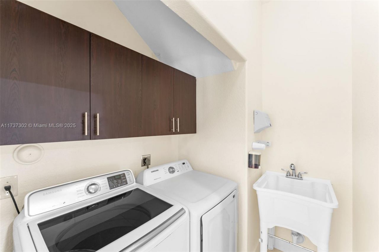 16801 NW 77th Pl, Miami Lakes, FL 33016 Photo