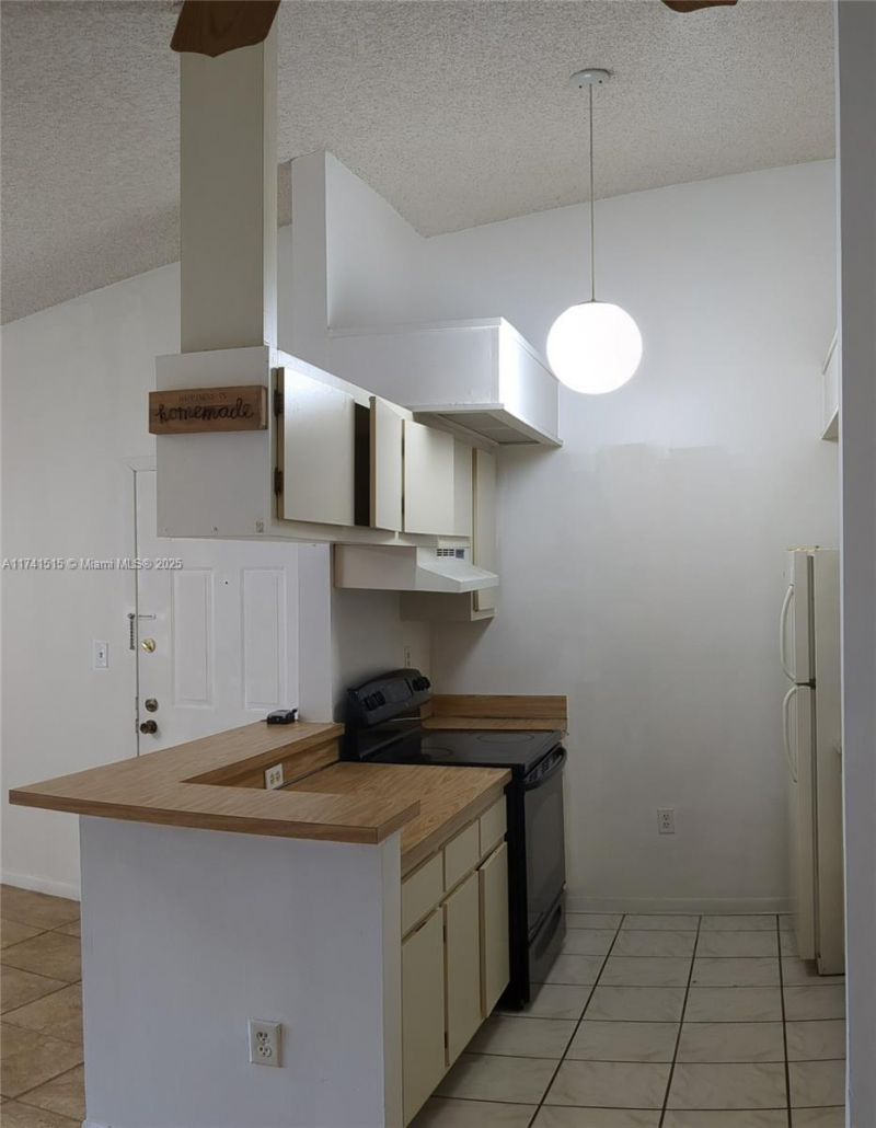 917 NE 199th St, Unit 206, Miami, FL 33179 Photo