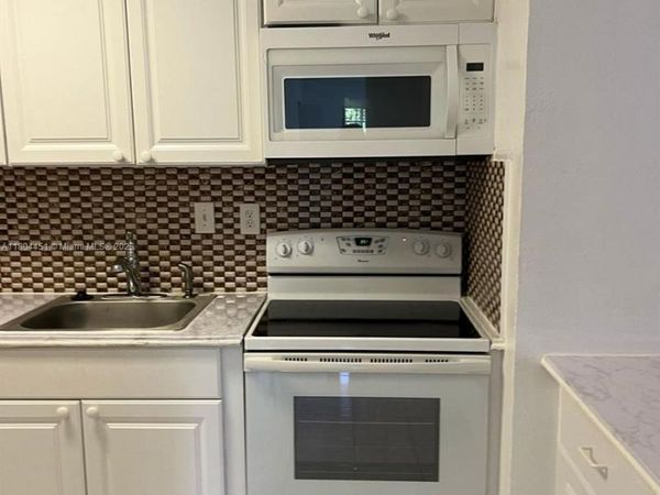 927 NE 199th St, Unit 102, Miami, FL 33179