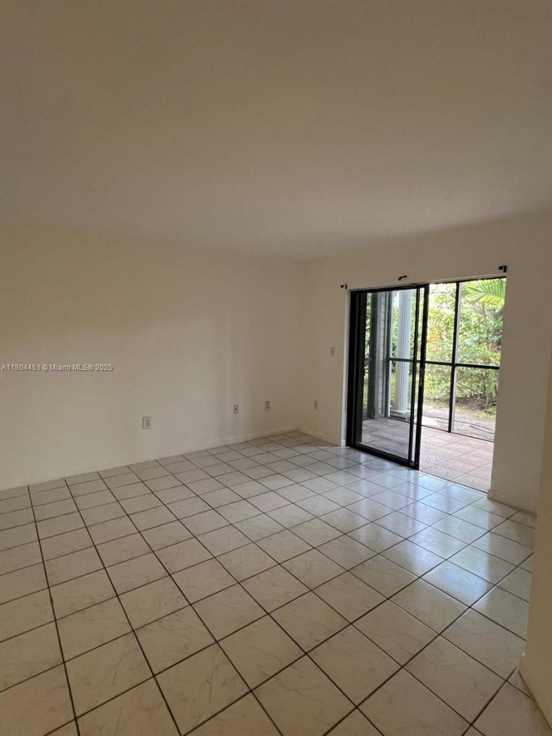 927 NE 199th St, Unit 102, Miami, FL 33179 Photo
