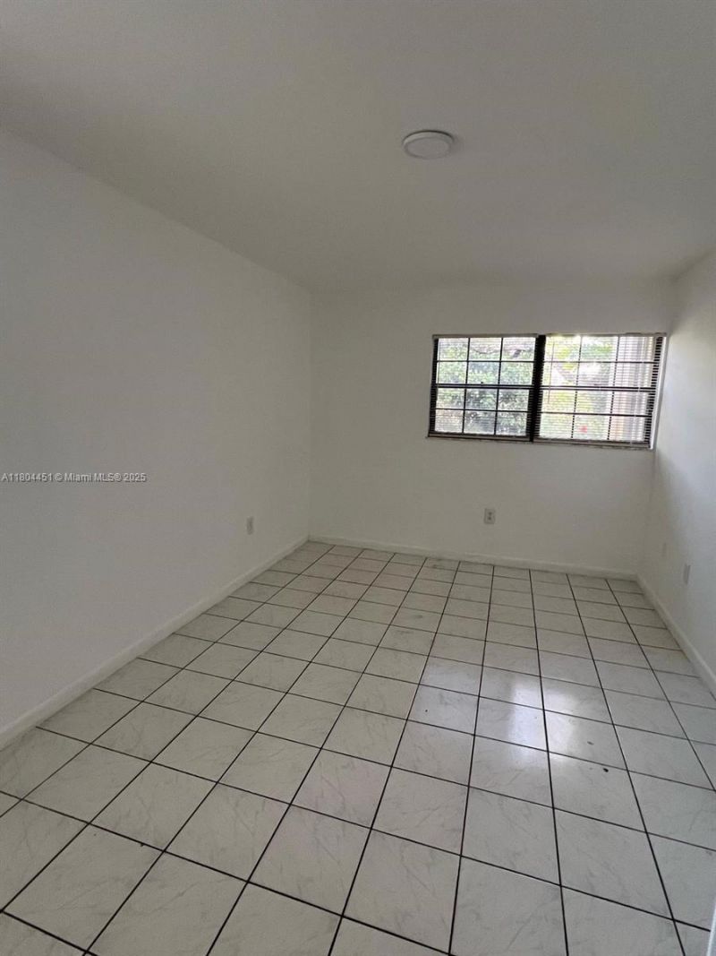 927 NE 199th St, Unit 102, Miami, FL 33179 Photo