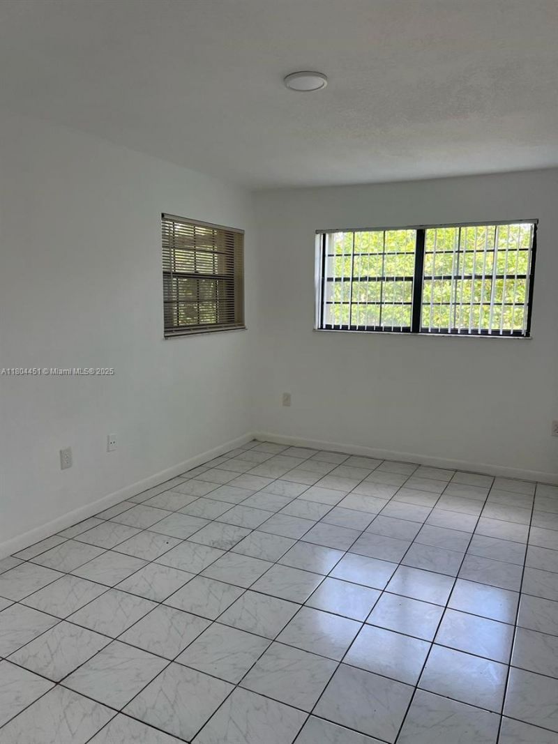 927 NE 199th St, Unit 102, Miami, FL 33179 Photo
