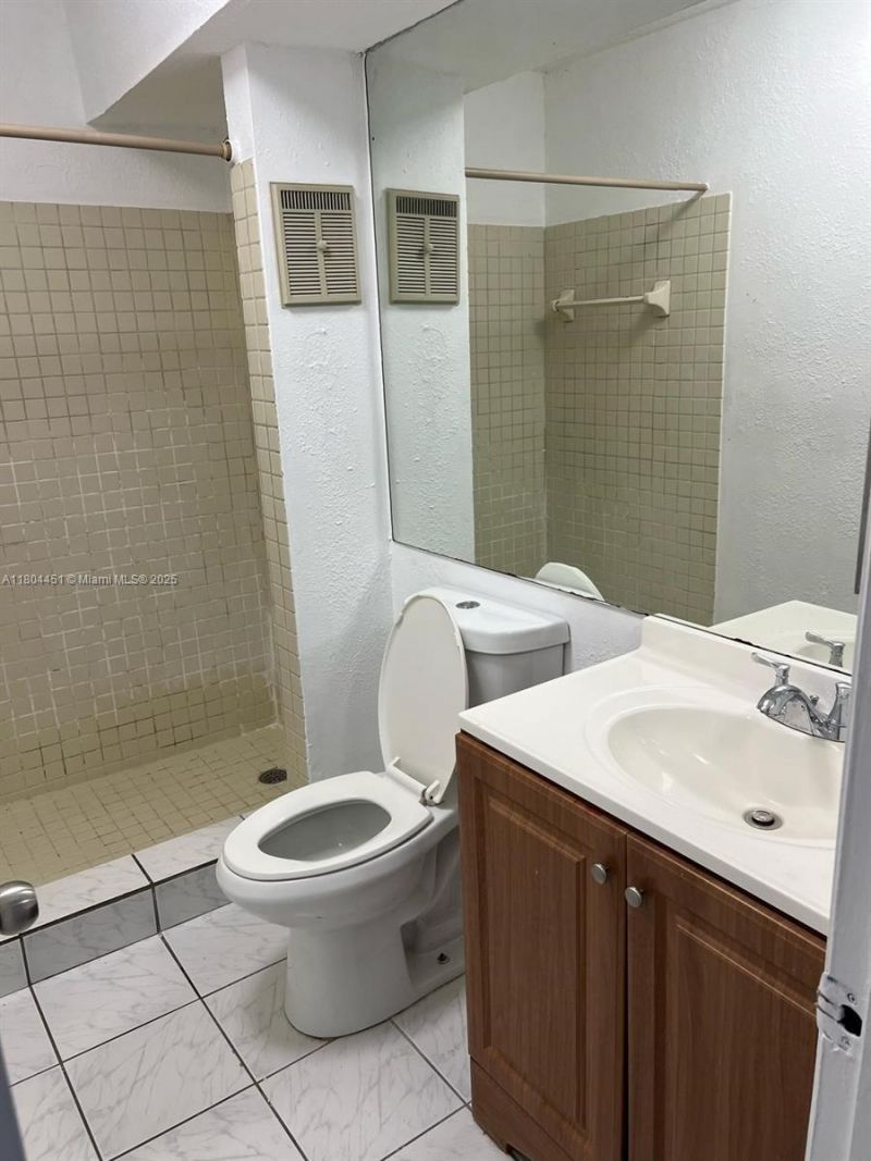 927 NE 199th St, Unit 102, Miami, FL 33179 Photo