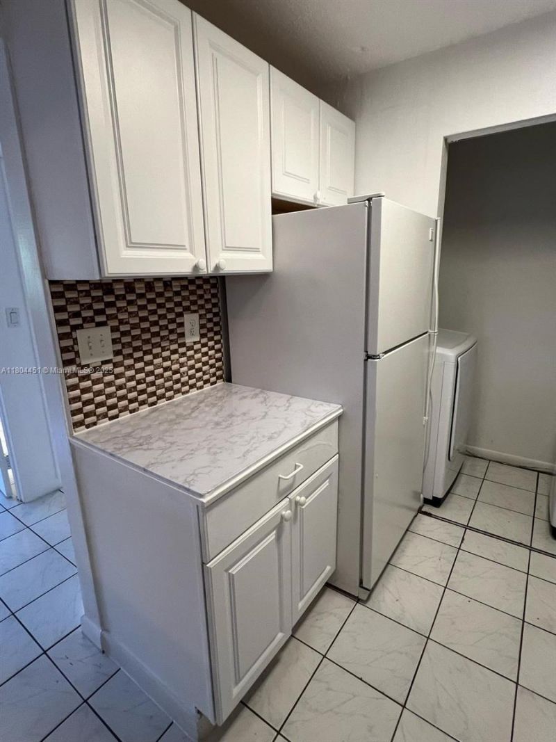 927 NE 199th St, Unit 102, Miami, FL 33179 Photo