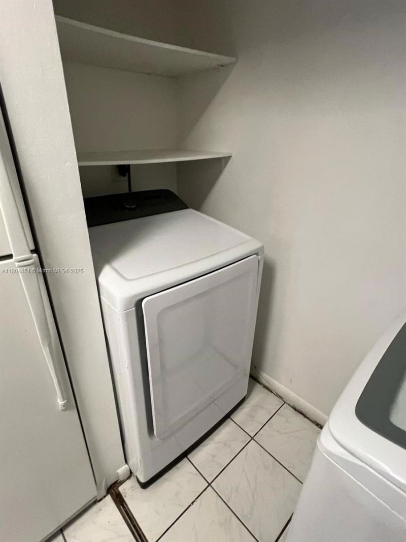 927 NE 199th St, Unit 102, Miami, FL 33179 Photo