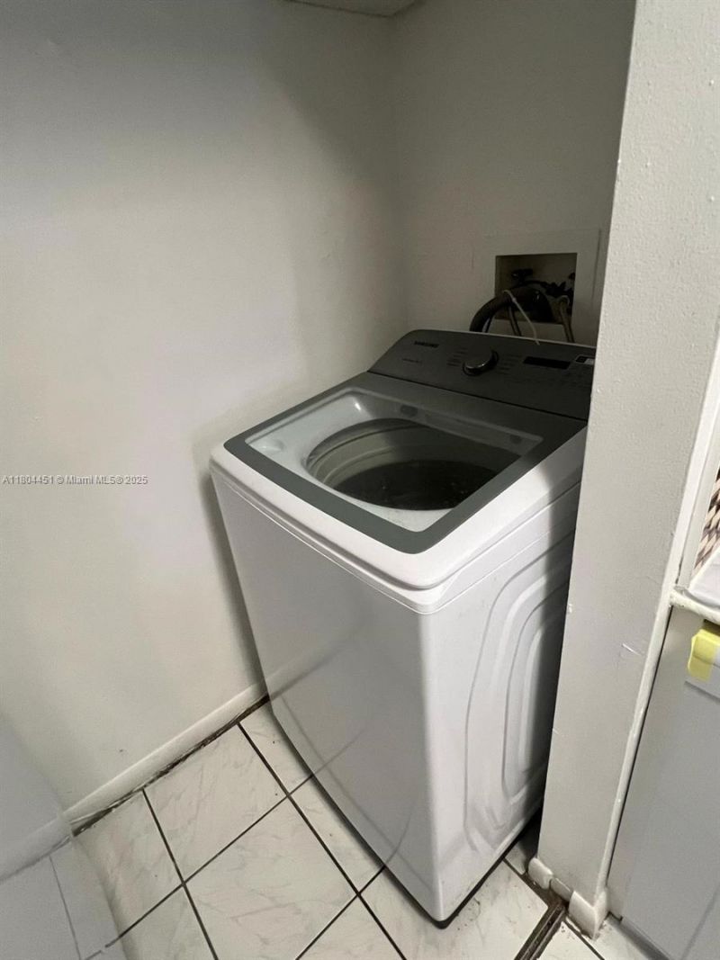 927 NE 199th St, Unit 102, Miami, FL 33179 Photo