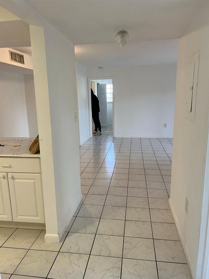 927 NE 199th St, Unit 102, Miami, FL 33179 Photo