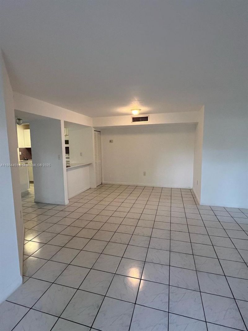927 NE 199th St, Unit 102, Miami, FL 33179 Photo
