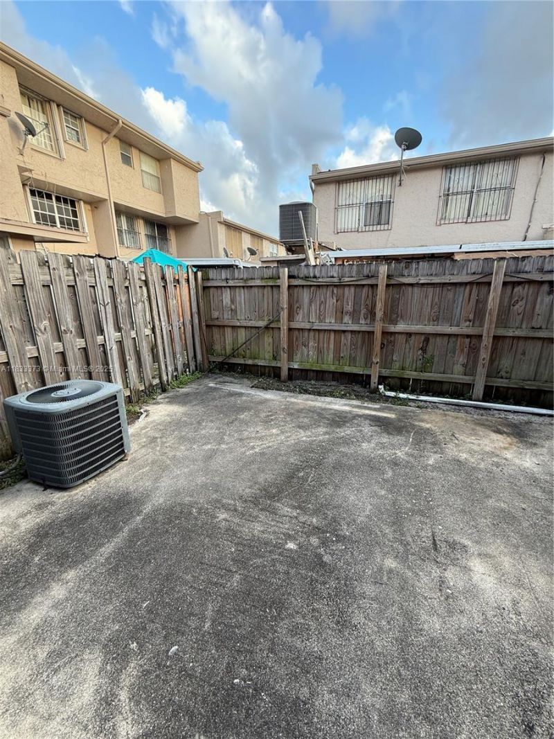 1062 W 42nd Pl, Unit Studio, Hialeah, FL 33012 Photo