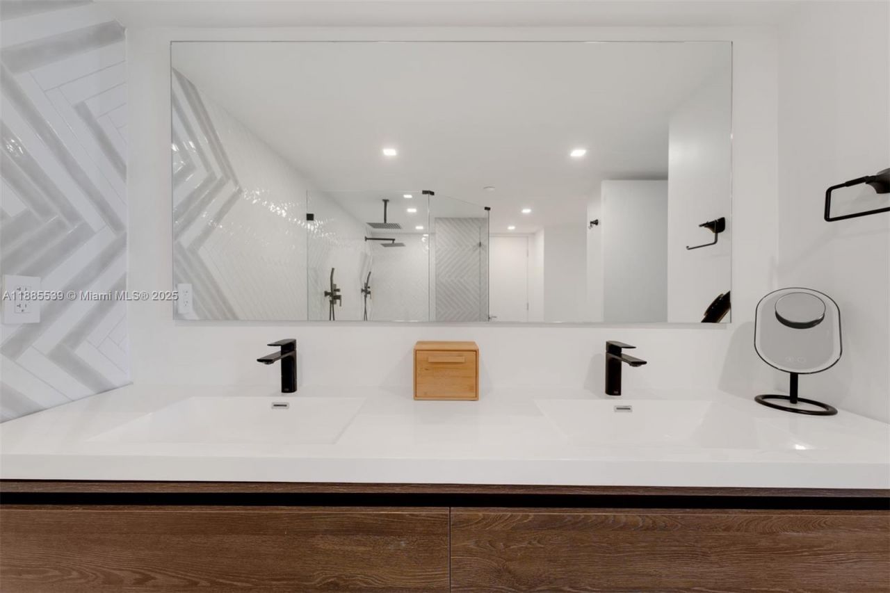 4000 Towerside Ter, Unit 2211, Miami, FL 33138 Photo