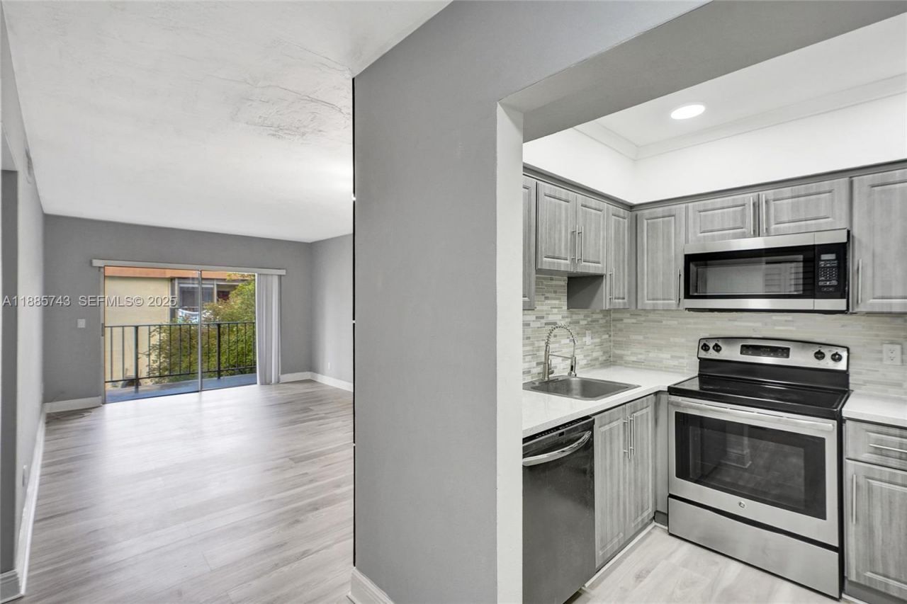 13980 NE 2nd Ct, Miami, FL 33161 Photo