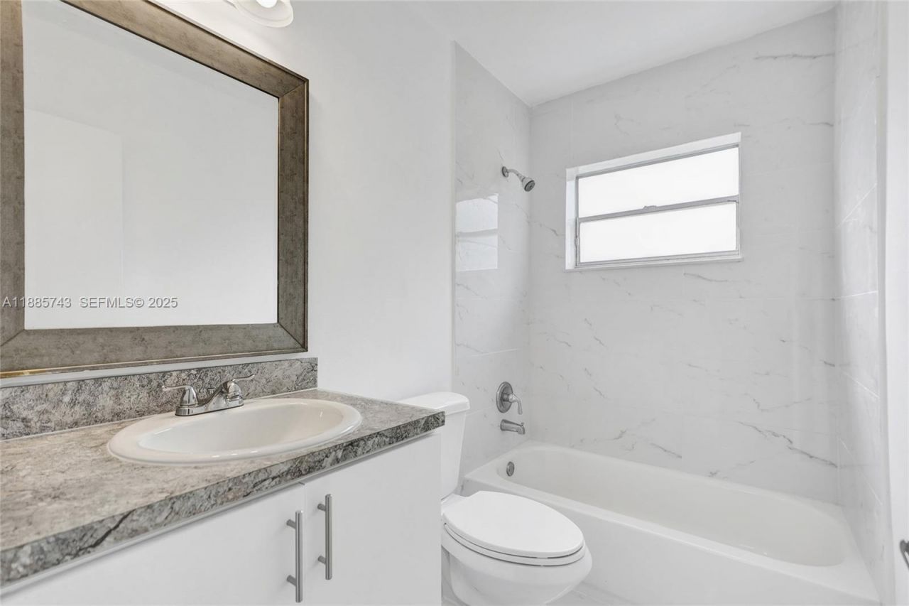 13980 NE 2nd Ct, Miami, FL 33161 Photo