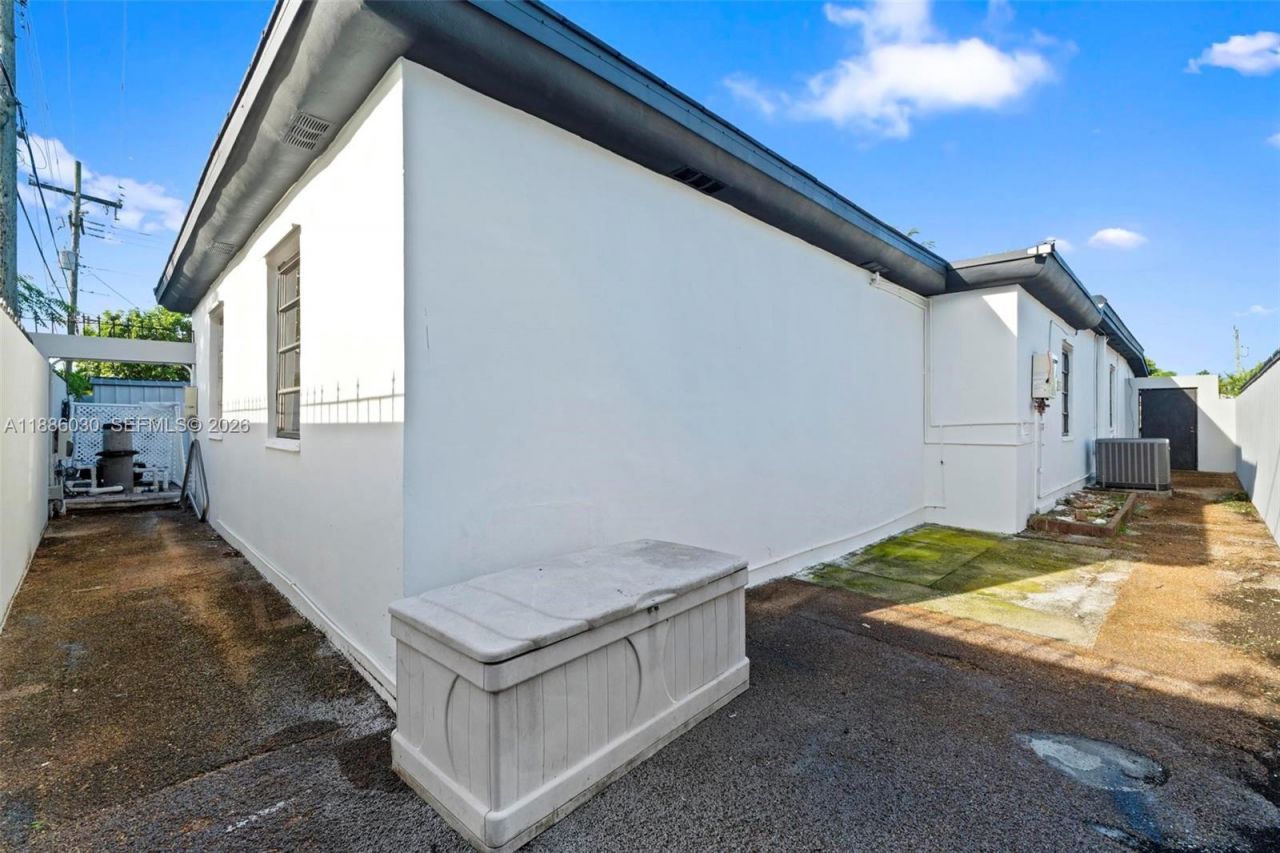 705 E 9th Ln, Hialeah, FL 33010 Photo