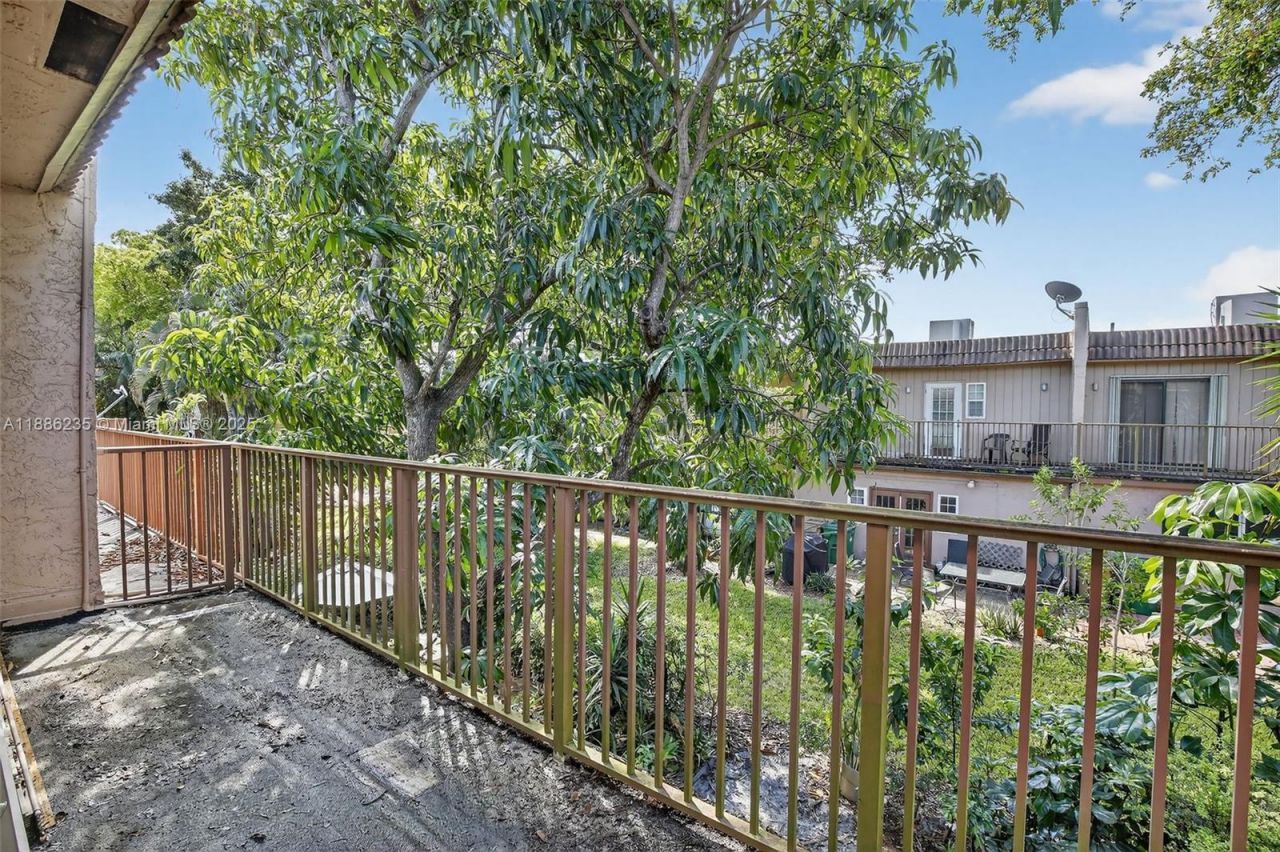 27 Madrid Ln, Unit 2-8, Davie, FL 33324 Photo