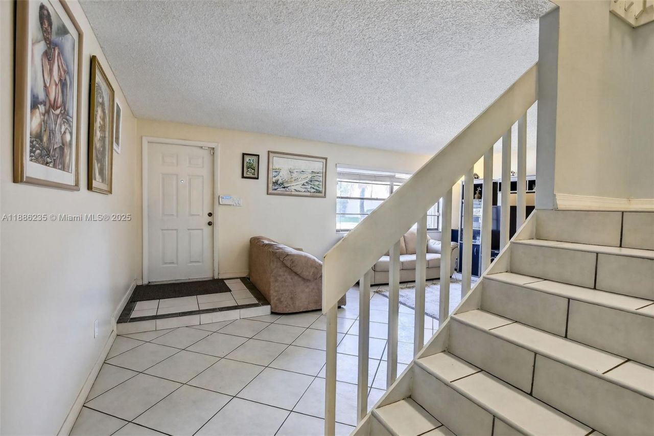 27 Madrid Ln, Unit 2-8, Davie, FL 33324 Photo