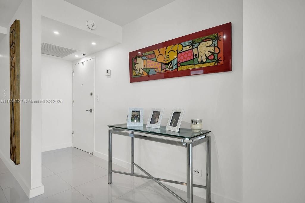 6039 Collins Ave, Unit 1126, Miami Beach, FL 33140 Photo