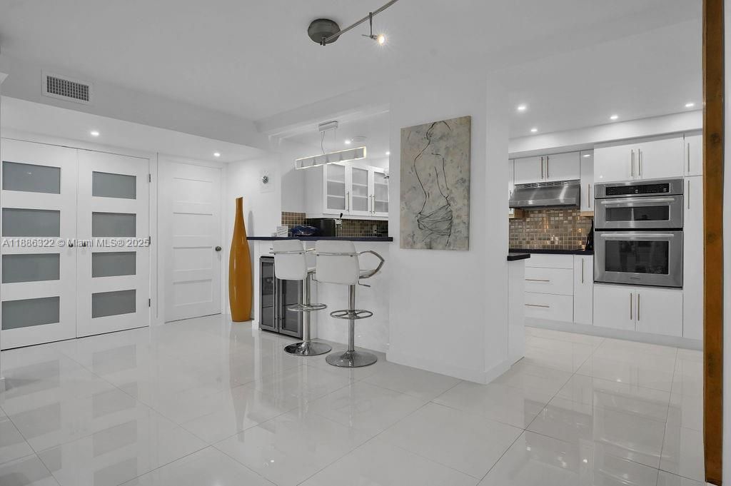 6039 Collins Ave, Unit 1126, Miami Beach, FL 33140 Photo